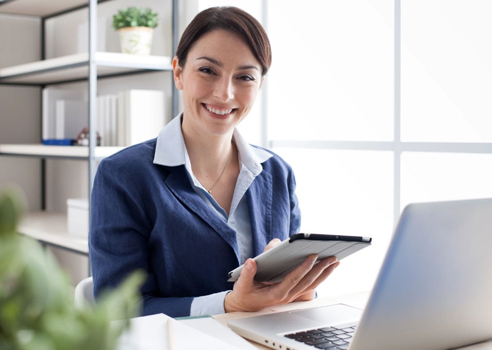 Femme souriante sur une tablette